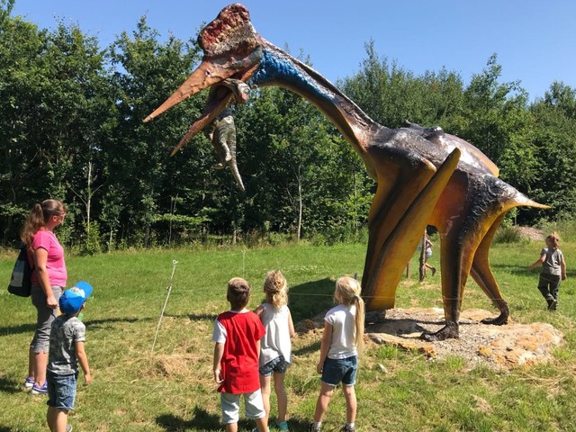 Leerlingen aangevallen door dinosaurus